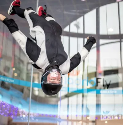 Persona volando boca abajo en el túnel de viento