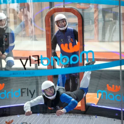 Instructores de vuelo entrando al túnel del viento