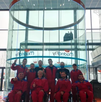 Grupo de voladores con movilidad reducida junto al tunel de viento