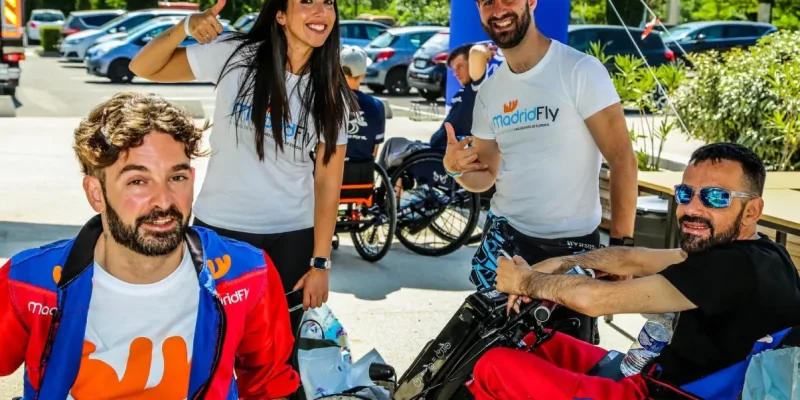 Instructores de vuelo junto a voladores con movilidad reducida