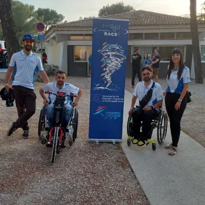 Instructores de vuelo junto a voladores con movilidad reducida